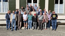seener-mannerstamm-vor-dem-textilmuseum-sorntal