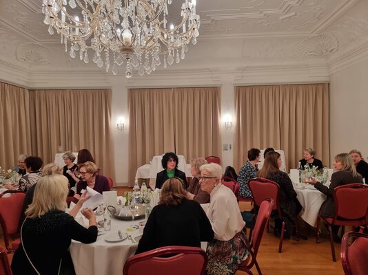 bpw-zofingen-angeregte-gesprache-am-clubanlass-20231212-mit-choschtbar